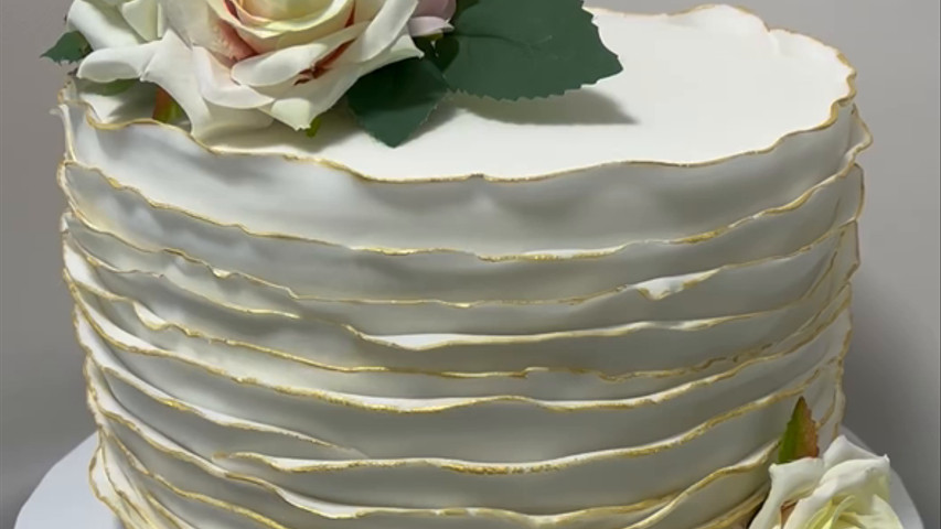 Engagement fondant ruffle spin