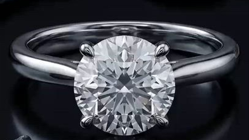 Round brilliant solitaire engagement ring