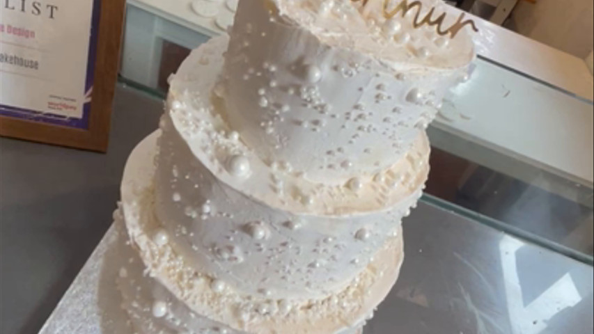 Pearl wedding cake 