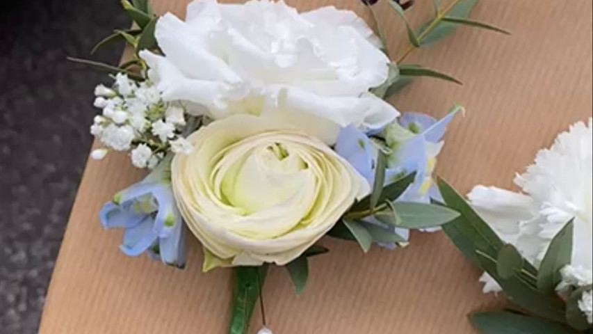 Pastel buttonholes