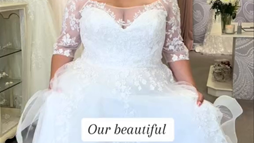 Plus size wedding dress SOFIA with Sleeves 