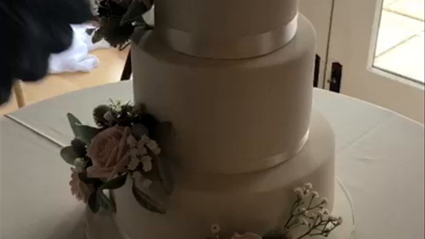 Setting up a three tier wedding cake