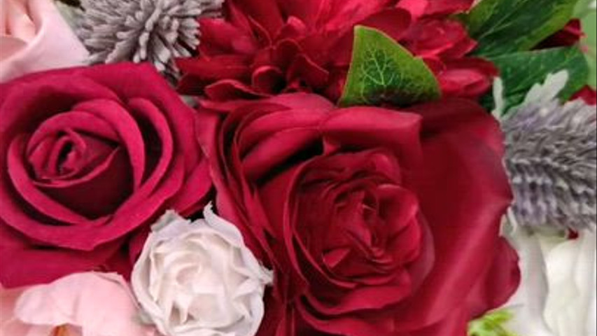 Bridal teardrop bouquet in deep Reds Nurgundy Cream and Champagne