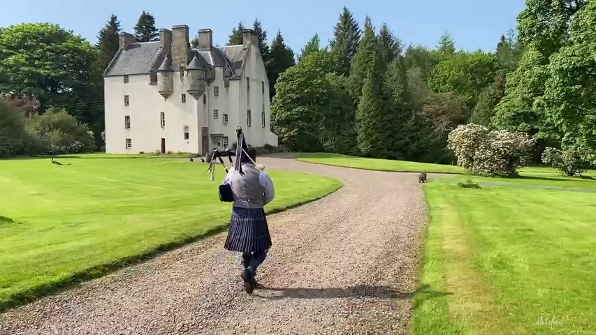 Piper at Tullibole Castle