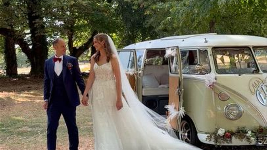 Sing along on the way to the ceremony 