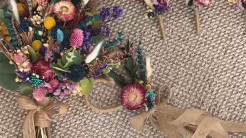 Dried wedding flowers and table arrangement 