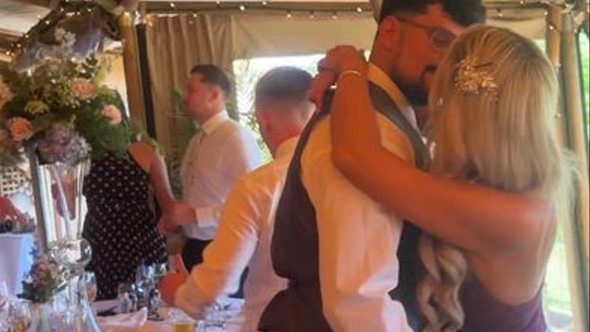 Surprise singing waiter show 