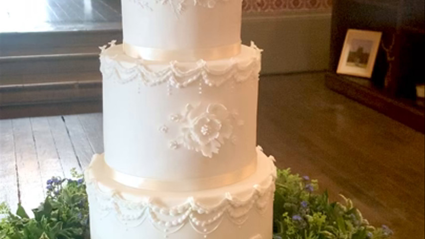 Lambeth Wedding Cake at Grittleton House by Cocoa & Whey Cakes