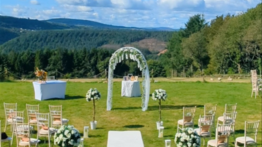 Beautiful outdoor ceremony 