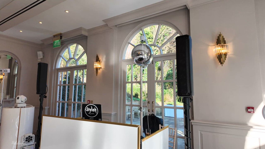 Elegant DJ Set Up 