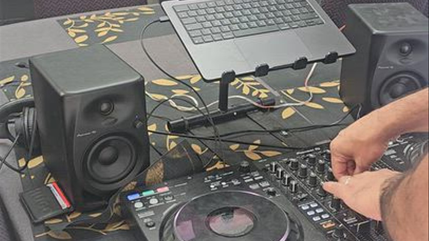 DJ