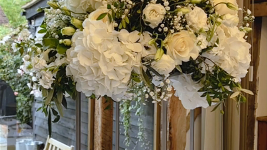 White & Green Flowers for a Classic Weddin