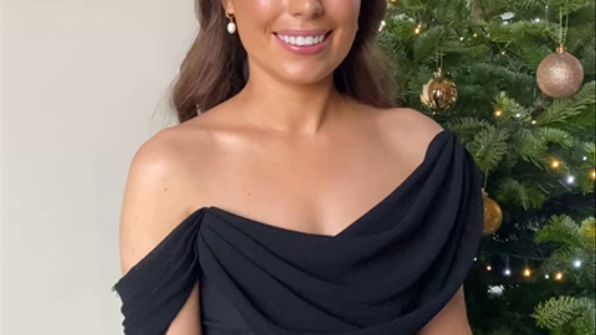Hairstyling for a bridesmaid