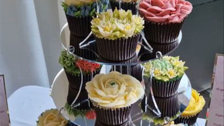 Floral mini-cupcake dome and floral cupcakes 