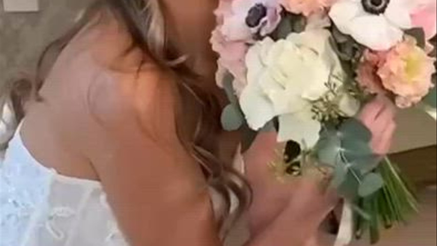 Bridal bouquet moments  