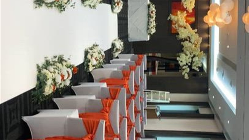 Aisle decor in burnt orange 