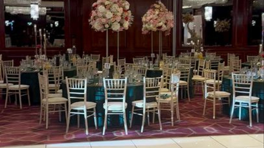 Lux Set Up & Custom Booth 
